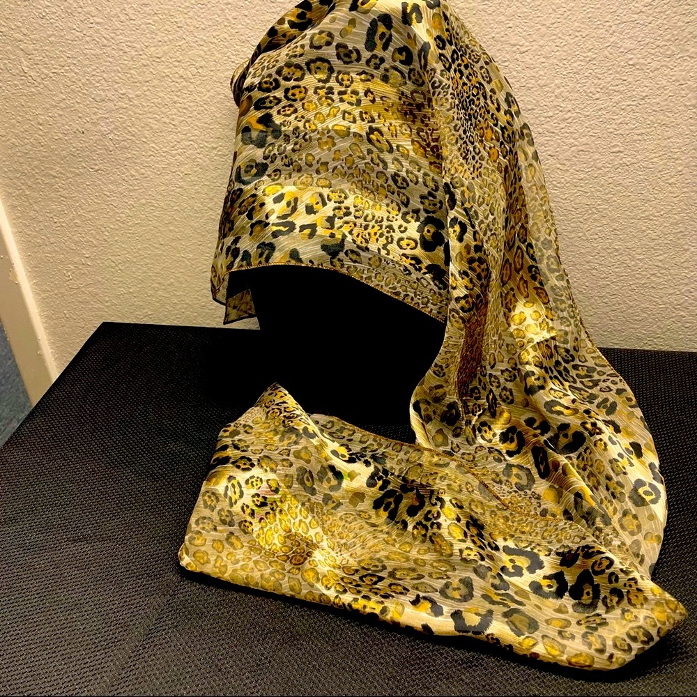 Beautiful animal print scarf (OLCC)